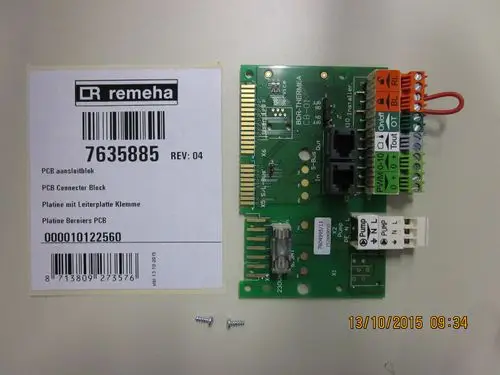 Remeha Elektroplatine mit mehreren Anschlussklemmen und zwei Netzwerkports. Neben der Platine sind Schrauben abgebildet. Sichtbare Produktinformationen sind auf dem Etikett aufgedruckt.